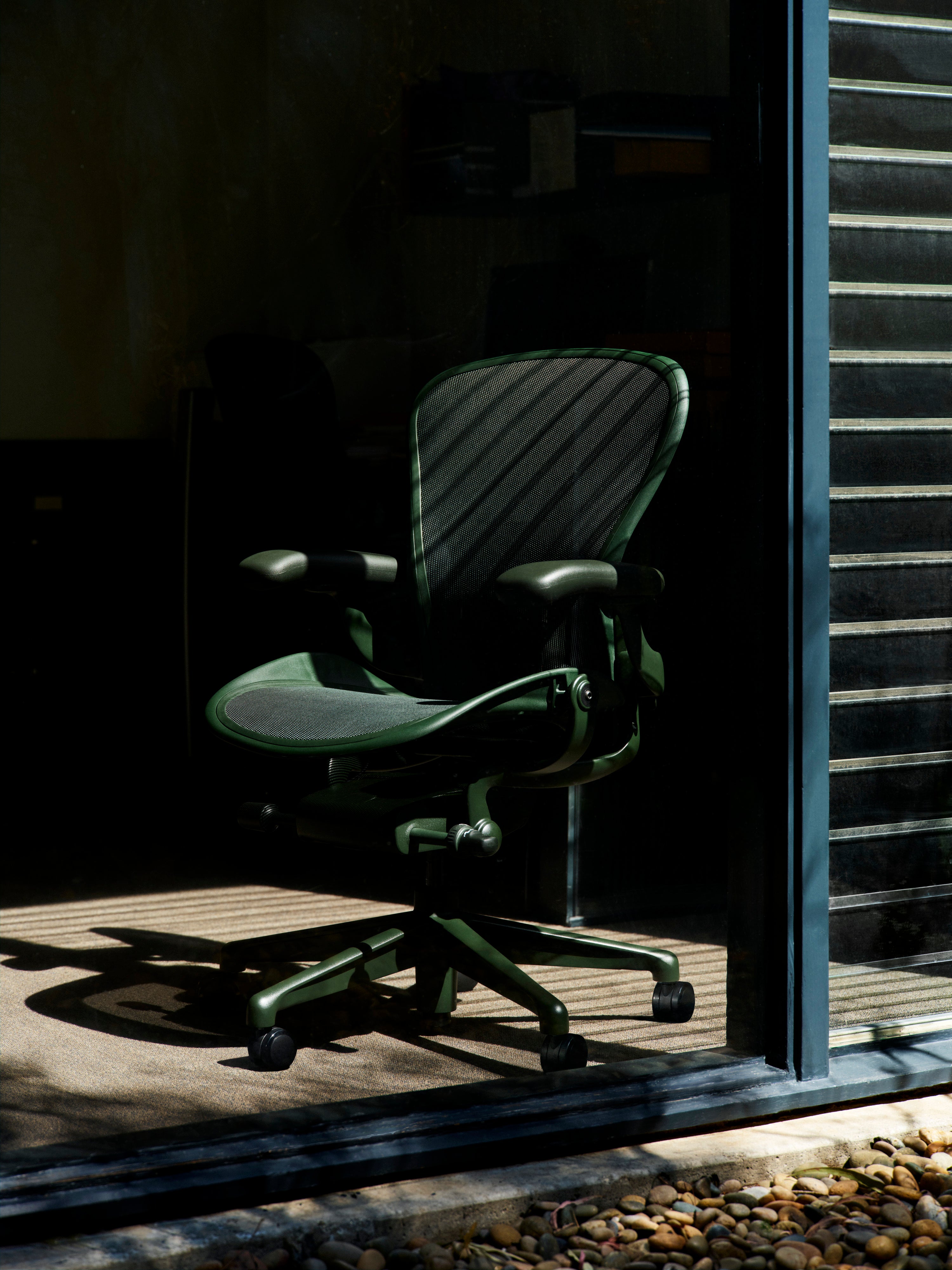 Herman Miller Aeron chair in contemporary office with bookshelves - Chair Dinkum