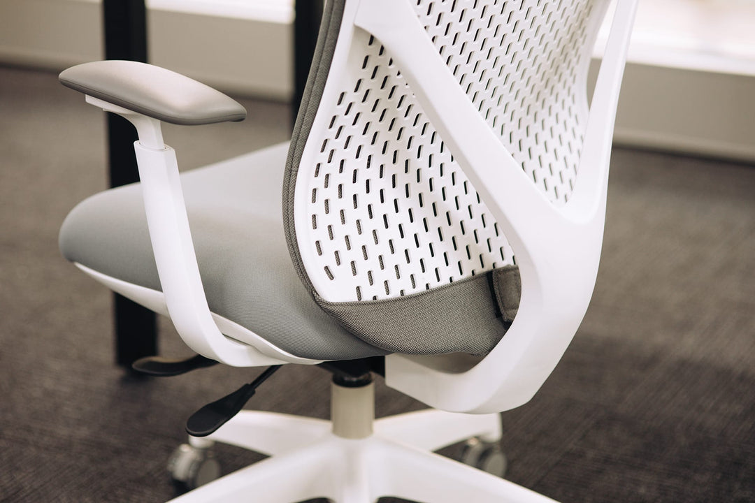 Close-up of the Buro Axon flex-back, arm and light grey seat on the white-frame chair