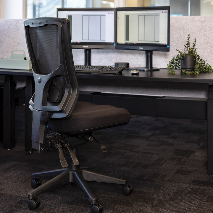 Buro Metro II 24/7 high back chair, nylon base, at a desk (Buro Seating photograph)