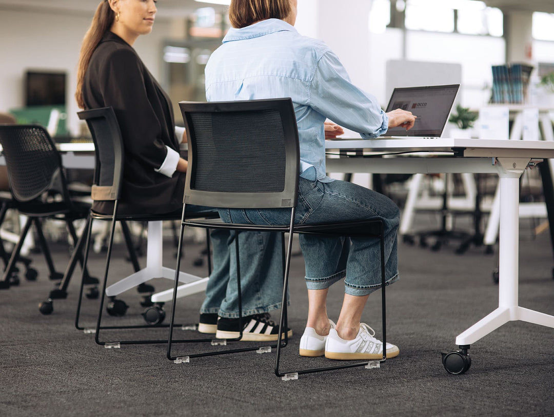 People working at Buro MyWorkSpace Flip Top training tables with white frames in a training room