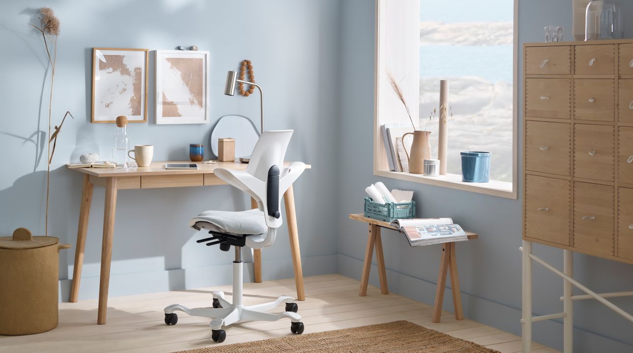 Row of HÅG Capisco Puls 8020 chairs in several shell colours with upholstered cushions