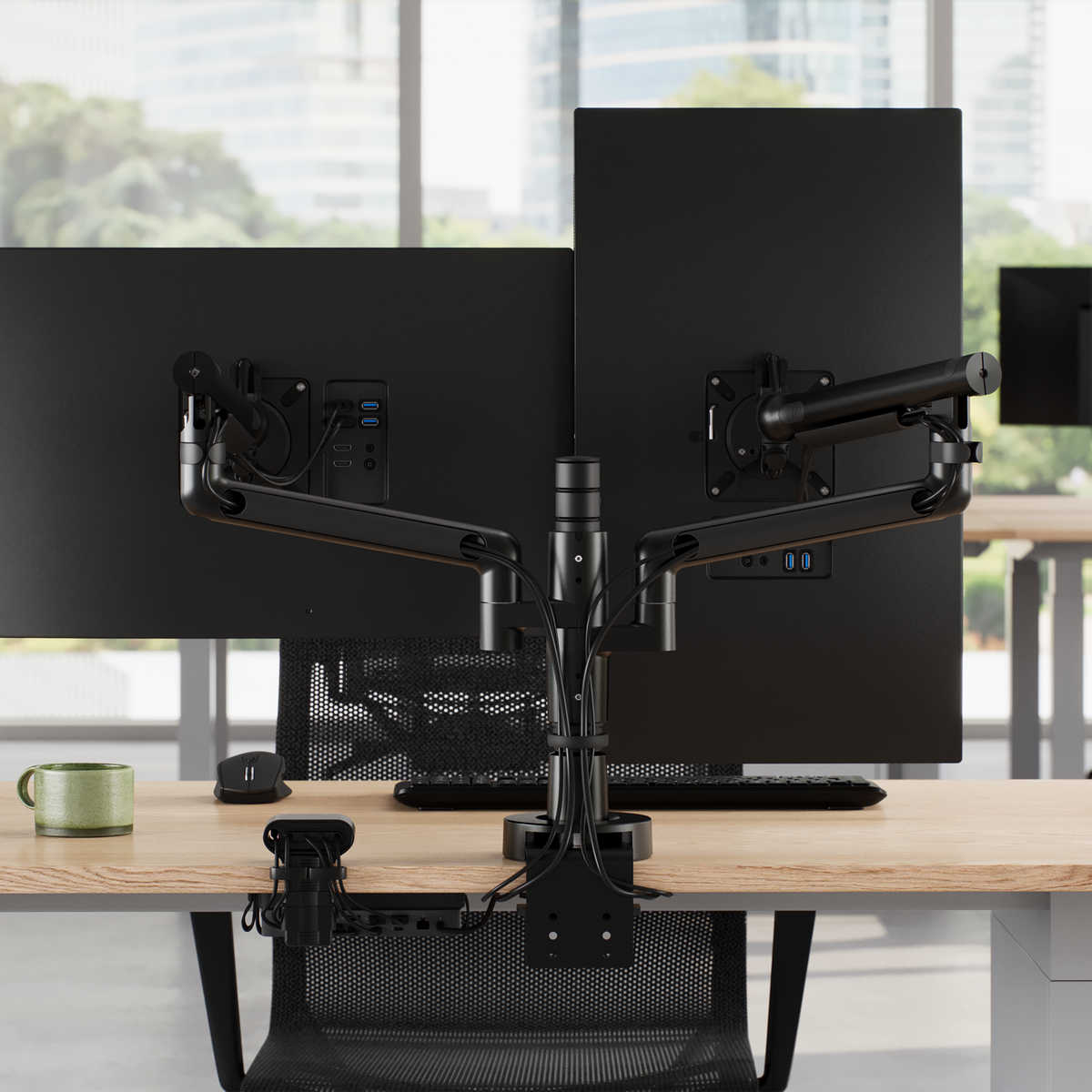 Multi-screen workstation using Colebrook Bosson Saunders Flo Modular arms (Colebrook Bosson Saunders photograph)