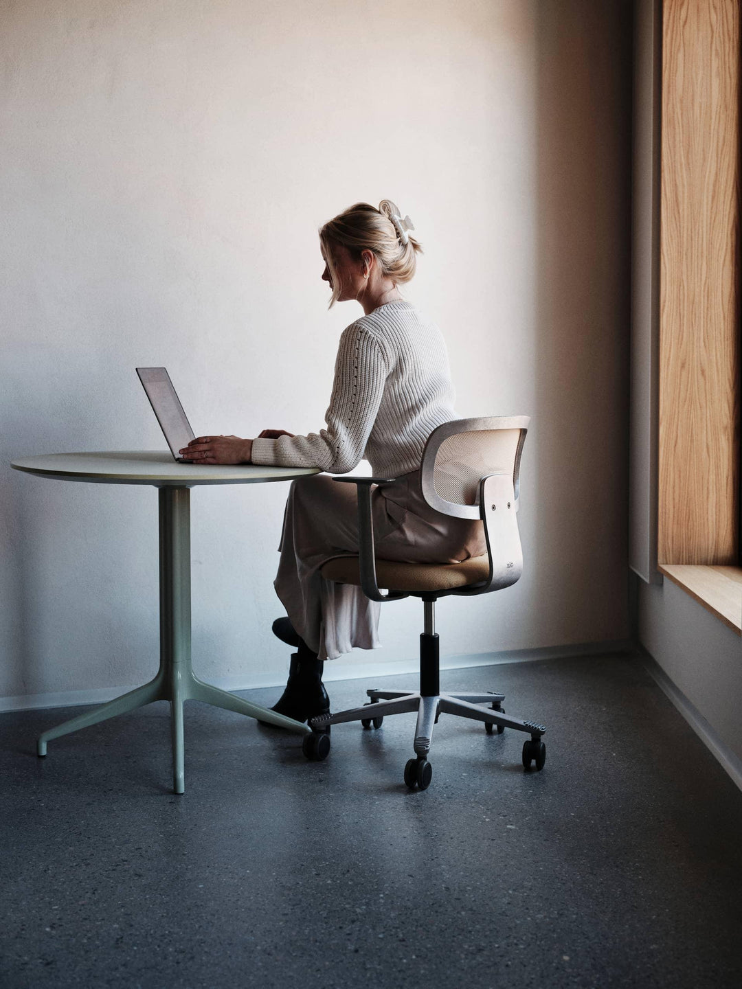 HÅG Tion chair - woman working at round table by window