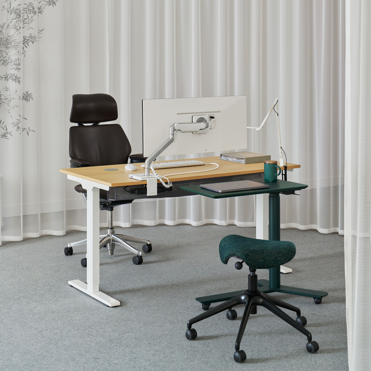 Humanscale Shanghai showroom: white monitor arm, eFloat sit-stand desk and Humanscale seating (Humanscale photograph)